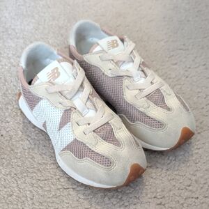New Balance Kids Sneakers in Beige, White, Tan